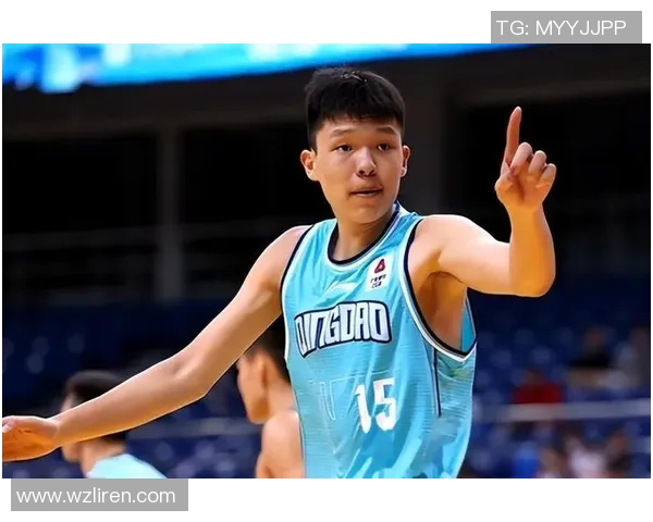 期待今日出场！杨瀚森一身黑色休闲装&身背粉书包步入勇士主场